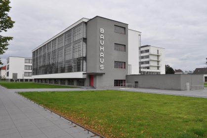 Restaurierung, Bestandsanalyse, Farbkonzept - Dessau, Bauhausgebäude, Gesamtansicht